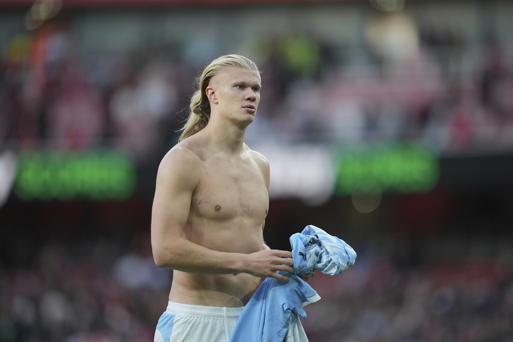 Manchester City's Erling Haaland walks off the ptich after the Premier League soccer match between Arsenal and Manchester City in London, Sunday, Sept. 21, 2025. (AP Photo/Kin Cheung)