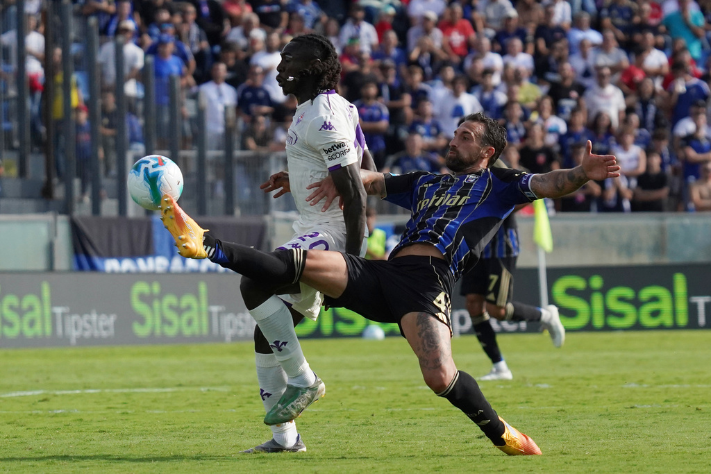 Pisa's Antonio Caracciolo, right, and Fiorentina's Moise Kean in action during the Serie A soccer match between Pisa and Fiorentina at the Cetilar Arena Romeo Anconetani Stadium in Pisa, Italy, Sunday Sept. 28, 2025. (Alessandro La Rocca/LaPresse via AP)