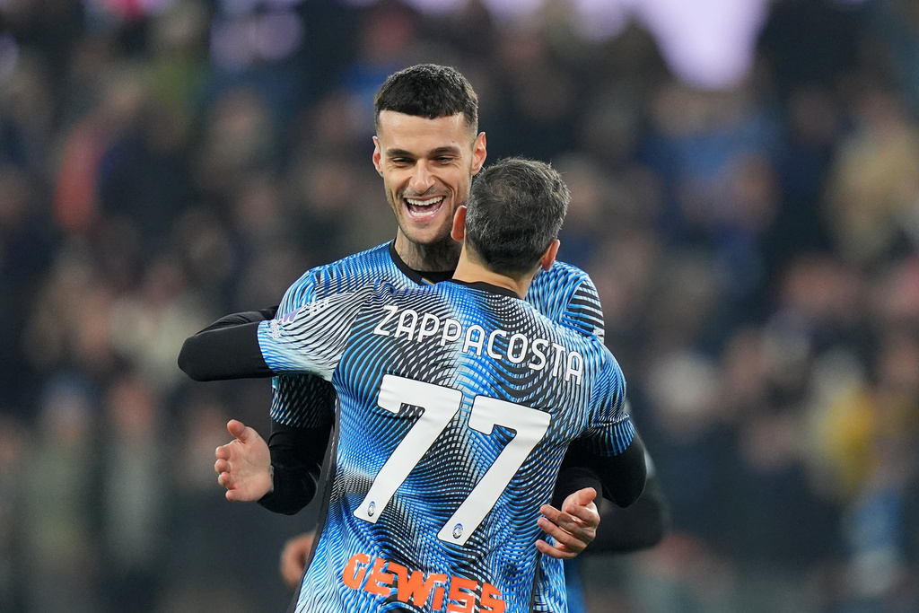 Atalanta's Gianluca Scamacca, left, celebrates after scoring the opening goal during the Serie A soccer match between Atalanta Bergamo and Cagliari Calcio in Bergamo, Italy, Saturday Dec. 13, 2025. (Spada/LaPresse via AP)