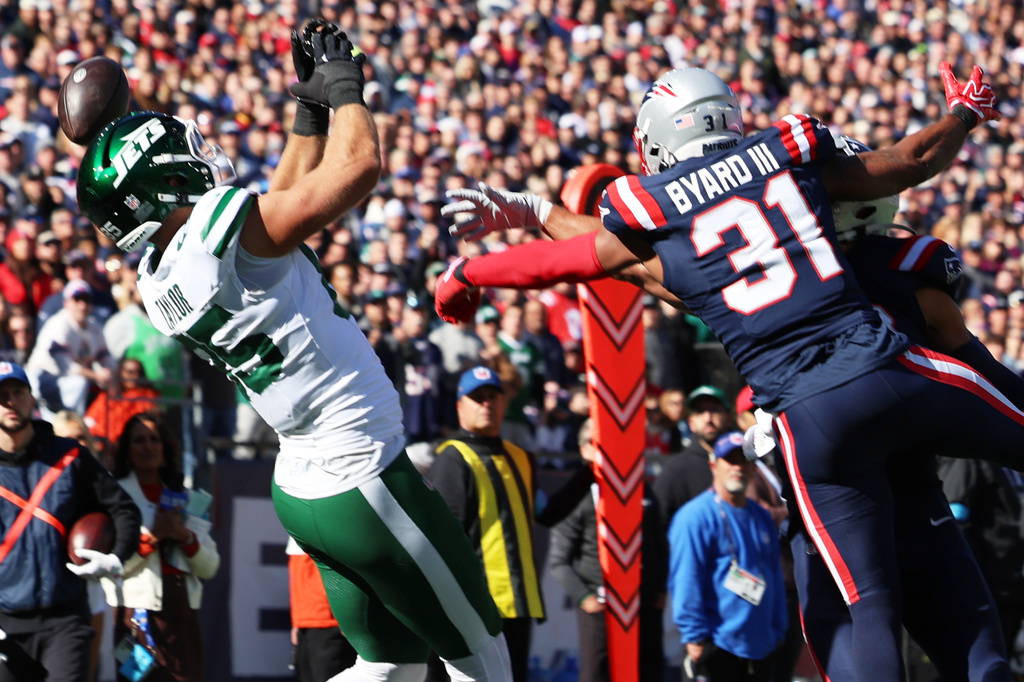 New York Jets tight end Mason Taylor, left, can't make a catch as New England Patriots safety Kevin Byard III (31) defends during the first half of an NFL football game in Foxborough, Mass., Sunday, Oct. 18, 2026. (AP Photo/Mark Stockwell)