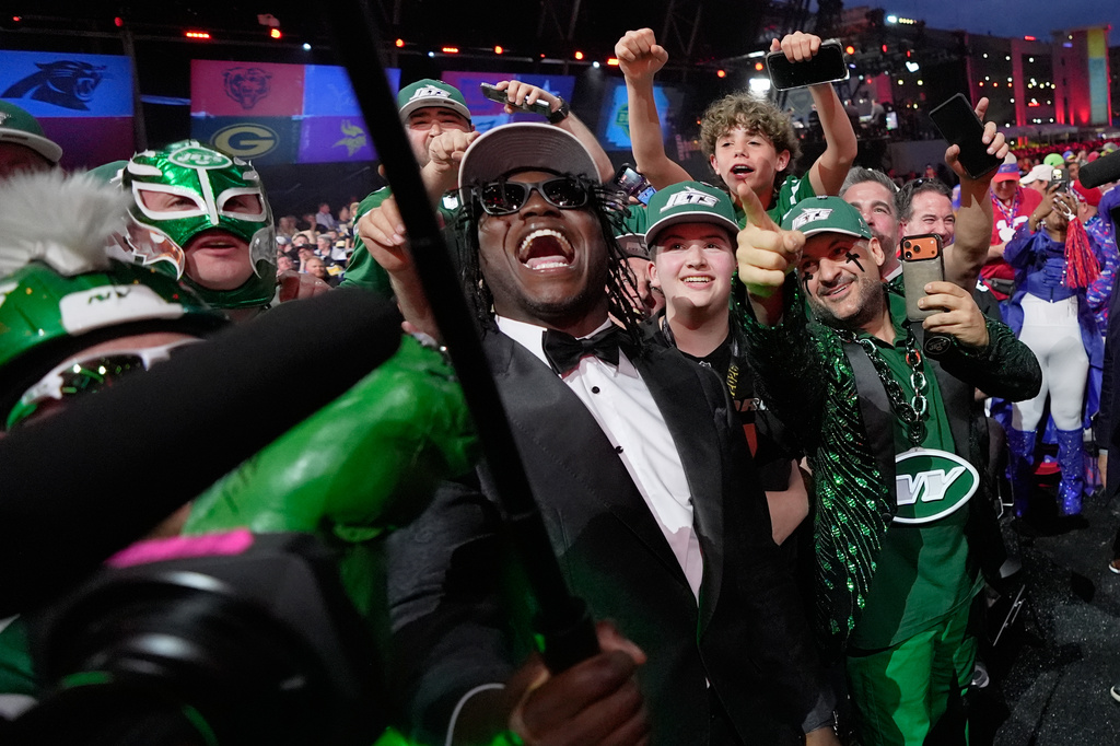 Texas Tech linebacker David Bailey poses with fans after being chosen by the New York Jets with the second overall pick during the first round of the NFL football draft, Thursday, April 23, 2026, in Pittsburgh. (AP Photo/Sue Ogrocki)