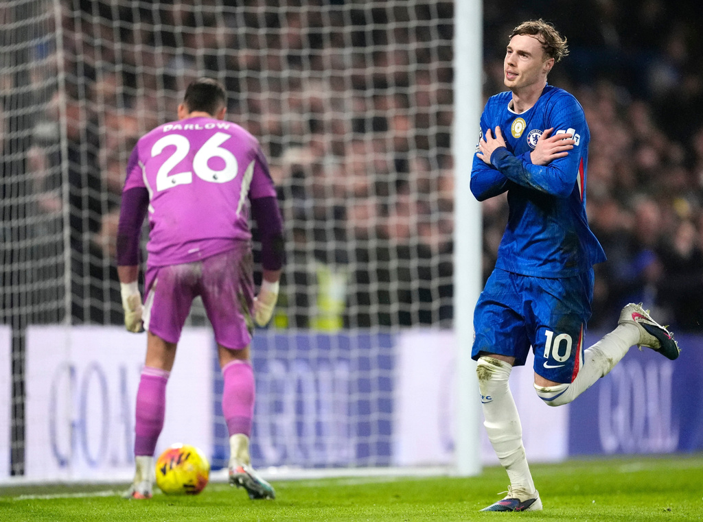 Chelsea's Cole Palmer, right, celebrates scoring his side's second goal of the game from a penalty against Leeds United's during an English Premier League soccer match in London, Tuesday, Feb. 10, 2026. (Nick Potts/PA via AP)