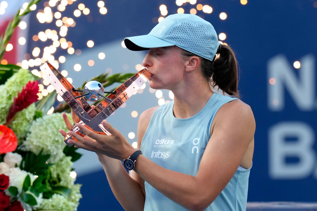 Poland's Iga Swiatek kisses the trophy after defeating Kazakhstan's Elena Rybakina in a National Bank Open final tennis match, in Toronto, Thursday, Aug. 13, 2026. (Chris Young/The Canadian Press via AP)