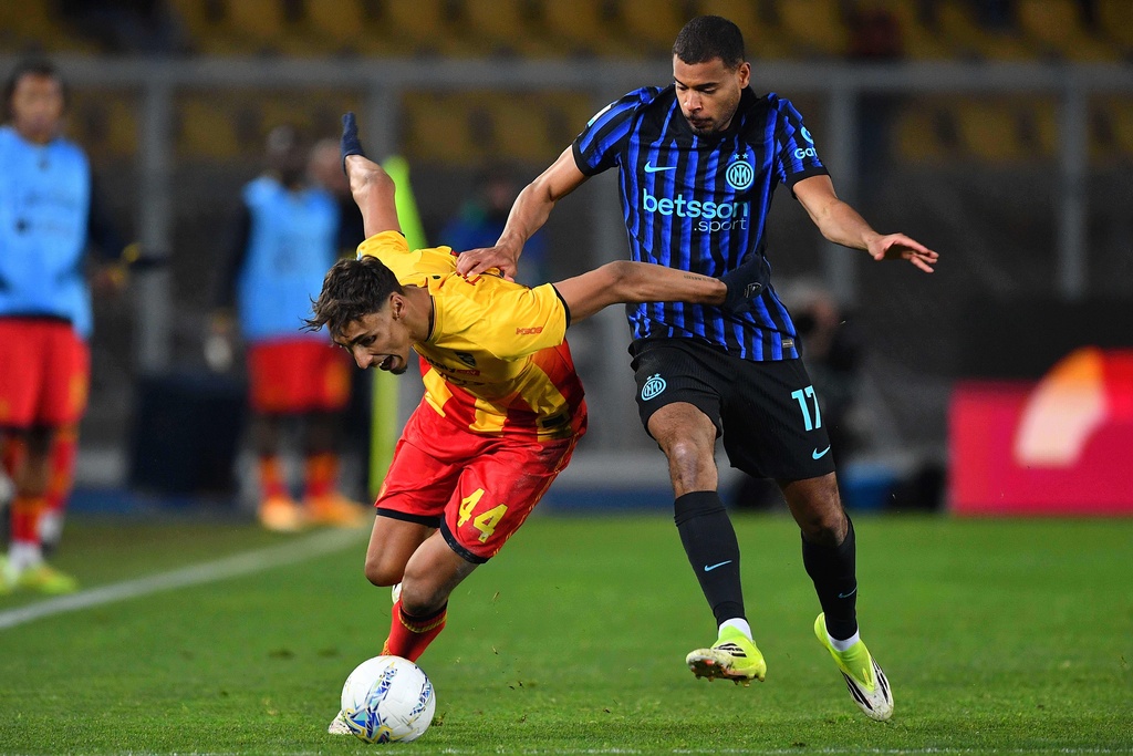 Lecce's Tiago Gabriel, left, and Inter's Andy Diouf in action during the Italian Serie A soccer match between Lecce and Inter Milan in Lecce, Italy, Saturday, Feb. 21, 2026. (Giovanni Evangelista/LaPresse via AP)