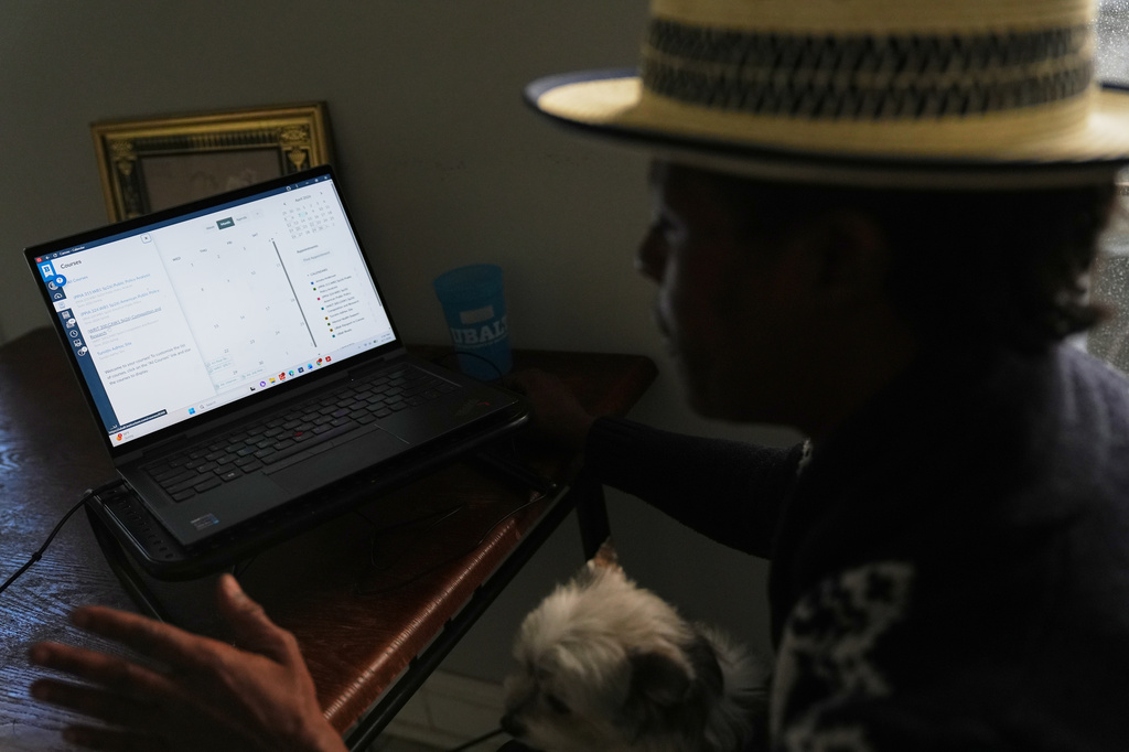 Jevona Anderson, a student at the University of Baltimore, navigates her online courses Tuesday, April 7, 2026, in Baltimore. (AP Photo/Stephanie Scarbrough)