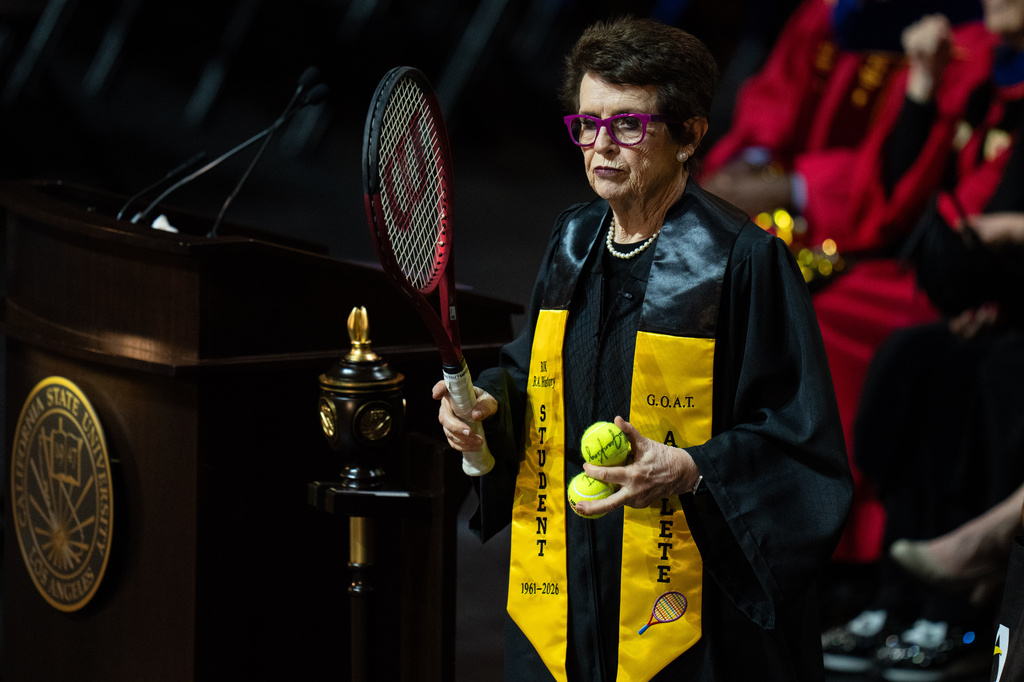 Tennis legend Billie Jean King, prepares to toss tennis balls to graduates after delivering remarks during a California State University, Los Angeles, commencement ceremony in Los Angeles, Monday, May 18, 2026. (AP Photo/Jae C. Hong)