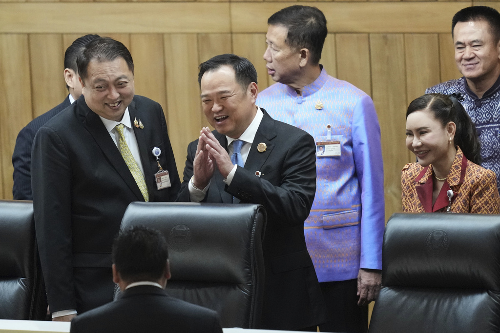 Leader of Bhumjai Thai Party Anutin Charnvirakul, center, talks to lawmakers at Parliament in Bangkok, Thailand, Friday, Sept. 5, 2025. (AP Photo/Sakchai Lalit)