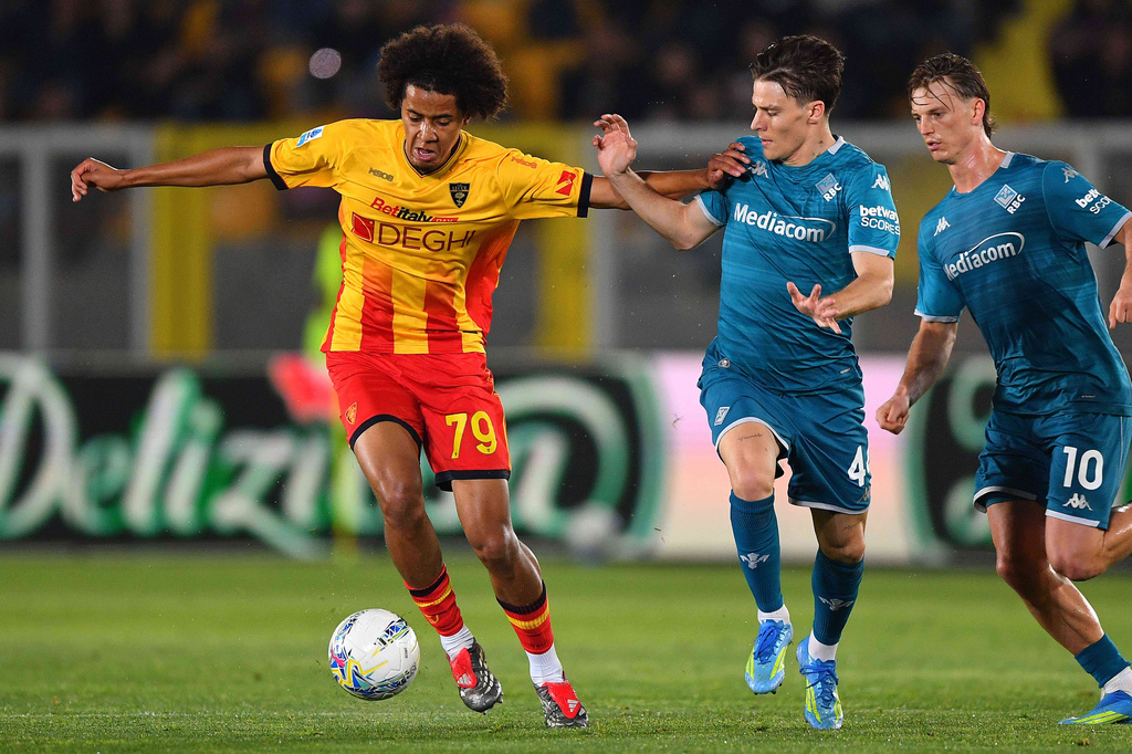 Lecce's Oumar Ngom, left, and Fiorentina's Nicolò Fagioli, center, in action during an Italian Serie A soccer match between Lecce and Fiorentina in Lecce, Italy, Monday, April 20, 2026. (Giovanni Evangelista/LaPresse via AP)