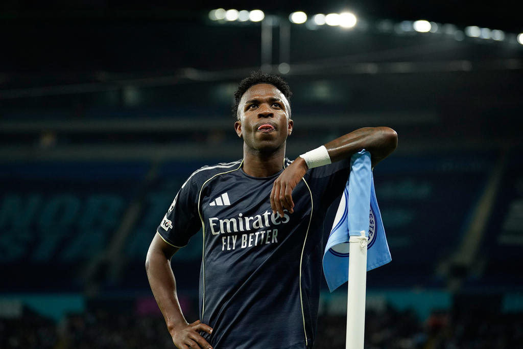 Real Madrid's scorer Vinicius Junior reacts at the corner flag after scoring the opening goal from the penalty spot during the Champions League round of 16 second leg soccer match between Manchester City and Real Madrid in Manchester, Tuesday, March 17, 2026. (AP Photo/Dave Thompson)