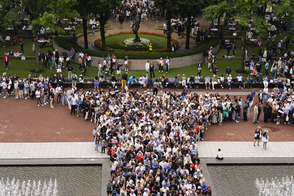 Tennis fans line up to get into Arthur Ashe Stadium to watch Jannik Sinner, of Italy, and Carlos Alcaraz, of Spain, play in the men's singles final of the U.S. Open tennis championships, Sunday, Sept. 7, 2025, in New York. (AP Photo/Yuki Iwamura)