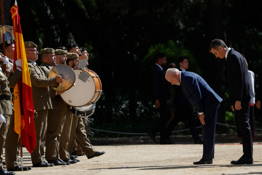 Spain's Prime Minister Pedro Sanchez, right, and Brazil's President Luiz Inacio Lula da Silva review troops during a Spain-Brazil summit in Barcelona, Spain, Friday, April 17, 2026. (AP Photo/Joan Monfort)