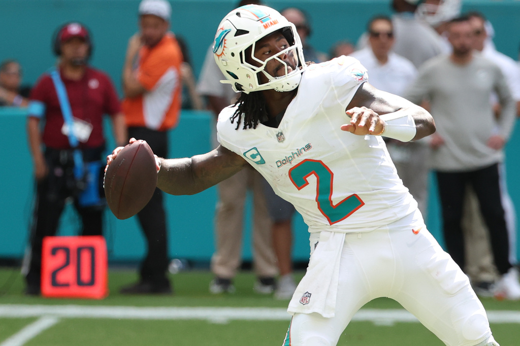 Miami Dolphins quarterback Malik Willis (2) looks to pass during an NFL football game against the Kansas City Chiefs, Sunday, Sept. 27, 2026, in Miami Gardens. (AP Photo/David Santiago)