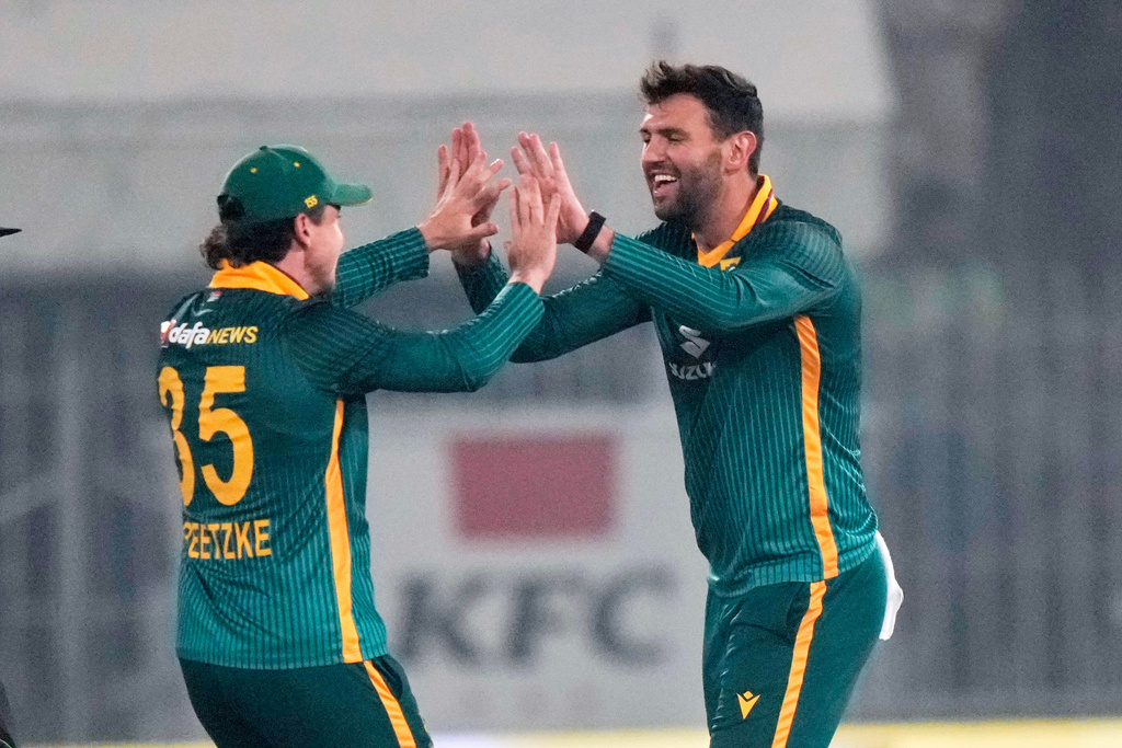 South Africa's Donovan Ferreira, right, celebrates with teammate after the dismissal of Pakistan's Fakhar Zaman during the first one day international cricket match between Pakistan and South Africa, in Faisalabad, Pakistan, Tuesday, Nov. 4, 2025. (AP Photo/Anjum Naveed)