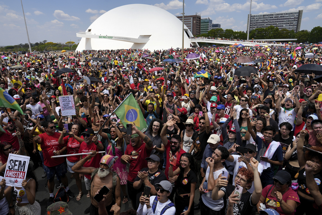 Demonstrators protest an amnesty bill that could benefit former President Jair Bolsonaro and his allies convicted for a 2023 coup attempt, in Brasilia, Brazil, Sunday, Sept. 21, 2025. (AP Photo/Eraldo Peres)