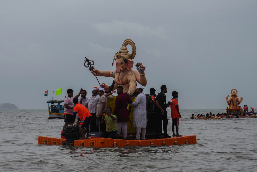 Devotees prepare to immerse a giant idols of elephant-headed Hindu god Ganesha in the Arabian Sea, marking the end of the 10-day long Ganesh Chaturthi festival in Mumbai , India, Saturday, Sept. 6, 2025. (AP Photo/Rafiq Maqbool)