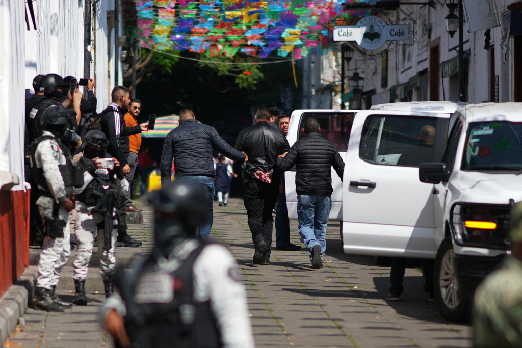 Michoacan state prosecutor officers detain a suspect in the killing of Mayor Carlos Manzo Rodriguez in Uruapan, Mexico, Friday, Nov. 21, 2025. (AP Photo/Eduardo Verdugo)