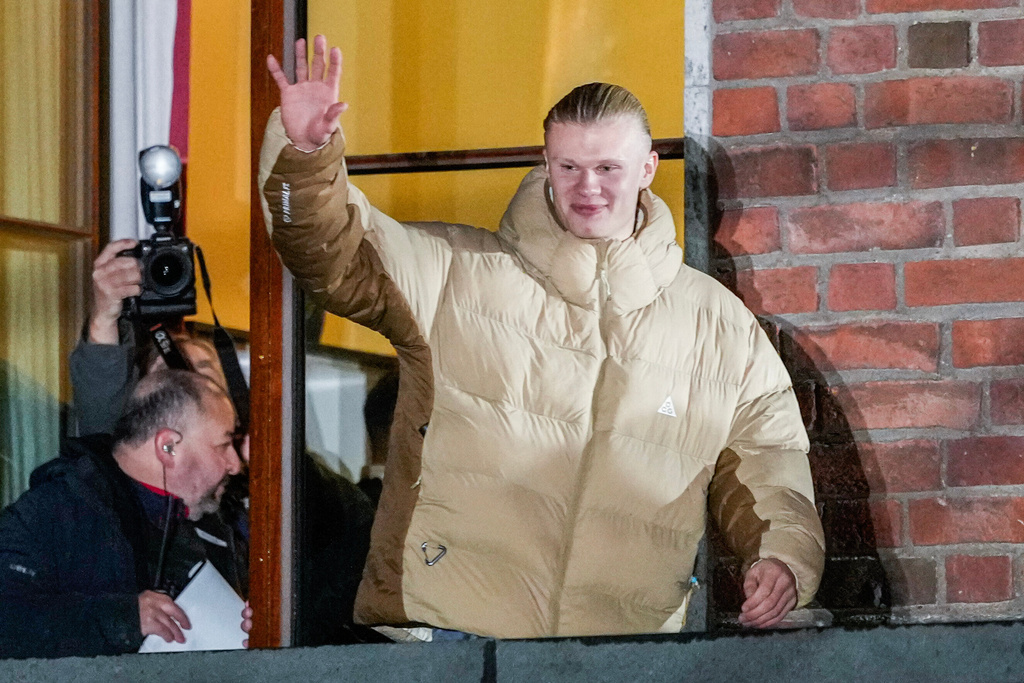 Erling Haaland greets the people from the city hall balcony after the victory in the World Cup qualifying match between Norway and Italy at San Siro, in Oslo, Monday, Nov. 17, 2025. (Heiko Junge/NTB via AP)