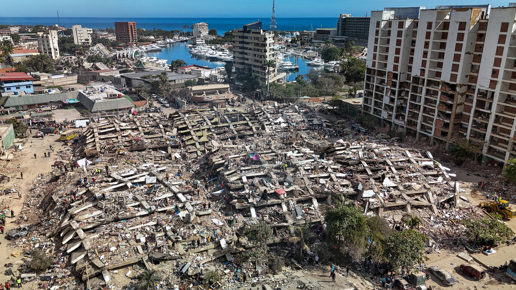 Buildings are collapsed and damaged along the coast in Caraballeda, La Guaira state, Venezuela, Sunday, June 28, 2026, following earthquakes. (Miguel Medina, Pool photo via AP)