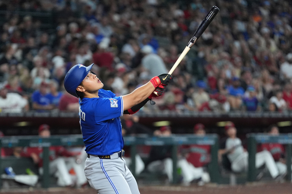 Toronto Blue Jays' Kazuma Okamoto, of Japan, fouls off a pitch against the Arizona Diamondbacks during the seventh inning of a baseball game, Sunday, April 19, 2026, in Phoenix. (AP Photo/Ross D. Franklin)