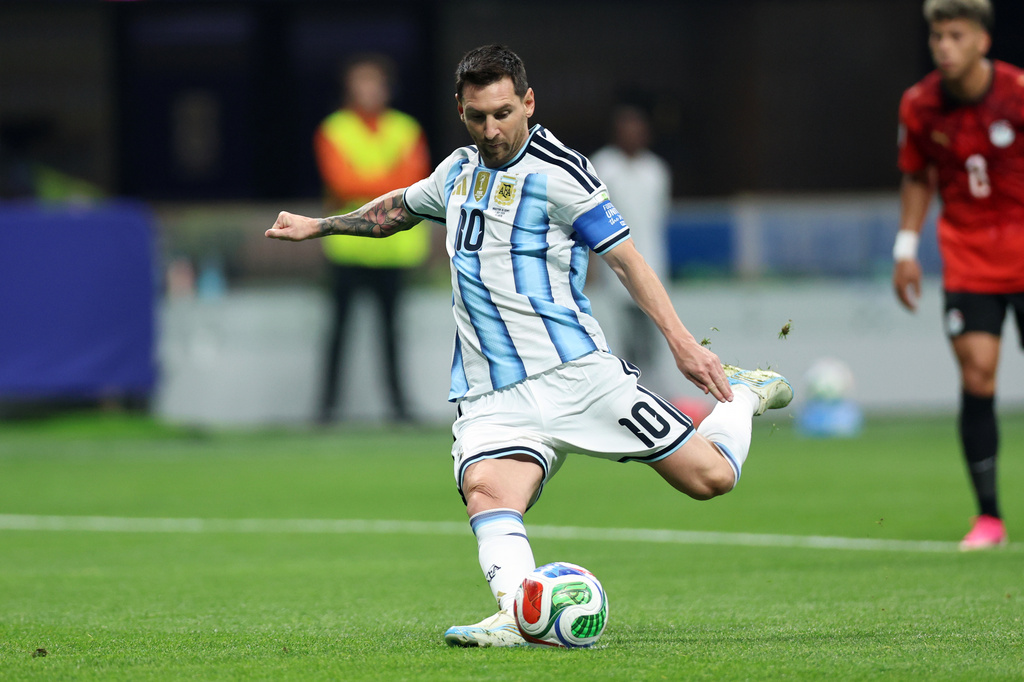 Argentina's Lionel Messi shoots a penalty kick and fails to score during the World Cup round of 16 soccer match between Argentina and Egypt in Atlanta, Tuesday, July 7, 2026. (AP Photo/Colin Hubbard)