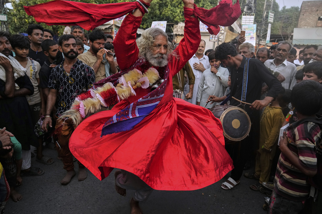 A spiritual path devotee locally called 'Malang' performs traditional Sufi trance dance called 'Dhamaal' during celebrations of the three-day annual festival or 'Urs' of mystic and scholar, Hazrat Ali Hajveri, popularly known as Data Ganj Bakhsh at his shrine, in Lahore, Pakistan, Wednesday, Aug. 13, 2025. (AP Photo/K.M. Chaudary)