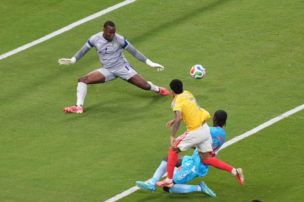 Colombia's Luis Diaz (7) makes an attempt to score against Congo goalkeeper Lionel Mpasi (1) during the World Cup Group K soccer match between Colombia and Congo in Zapopan, near Guadalajara, Mexico, Tuesday, June 23, 2026. (AP Photo/Silvia Izquierdo)