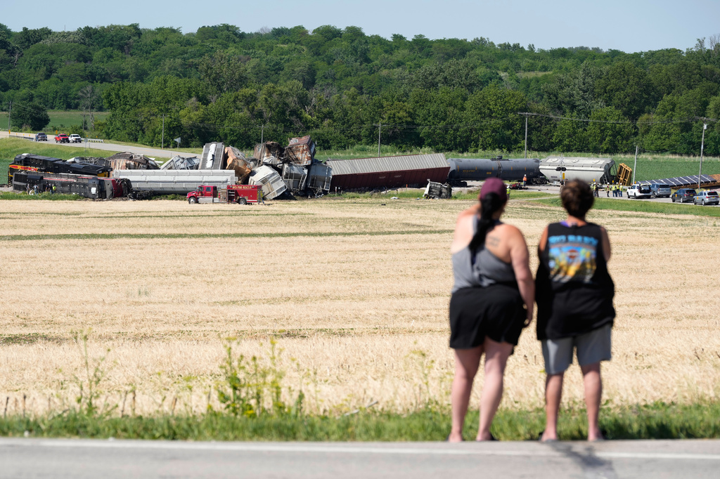 Spectators view damage after a train derailed on Wednesday, June 3, 2026, near Victor, Iowa. (AP Photo/Charlie Neibergall)