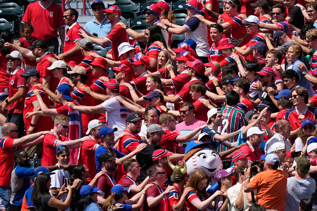 Mrs. Met cheers with Norway Soccer fans during the sixth inning of a baseball game between the New York Mets and the Chicago Cubs Wednesday, June 24, 2026, in New York. (AP Photo/Frank Franklin II)