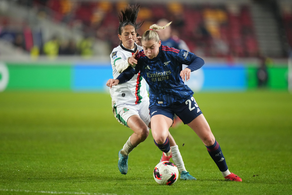 Arsenal's Alessia Russo, right, challenges for the ball with Asfar's Siham Boukhami during the Women's Champions Cup semifinal soccer match between Arsenal and Asfar in London, Wednesday, Jan. 28, 2026. (AP Photo/Alastair Grant)