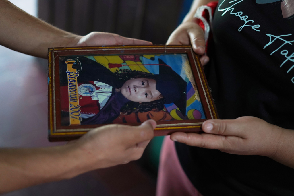 Carmen Gavidia Ramírez holds a 2007 portrait of her niece Kenia, who died in a traffic accident in Jackson County, Georgia, at her home in Tepetitan, El Salvador, Wednesday, Oct. 15, 2025. (AP Photo/Salvador Melendez) Carmen Gavidia Ramírez holds a 2007 portrait of her niece Kenia, who died in a traffic accident in Jackson County, Georgia, at her home in Tepetitan, El Salvador, Wednesday, Oct. 15, 2025. (AP Photo/Salvador Melendez)