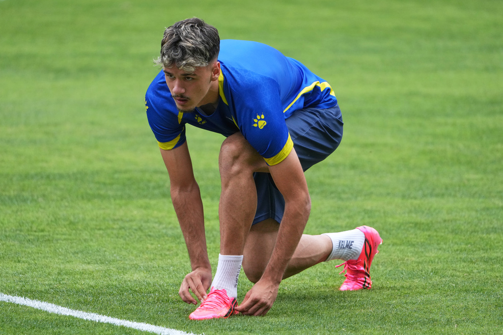 Bosnia's Kerim Alajbegovic ties his shoe during a training session for the national soccer team Friday, June 5, 2026, in St. Louis, ahead of the World Cup soccer tournament. (AP Photo/Jeff Roberson)