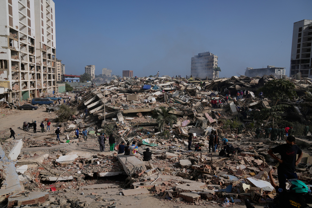 People search through the rubble two days after an earthquake struck La Guaira, Venezuela, Friday, June 26, 2026. (AP Photo/Ariana Cubillos)