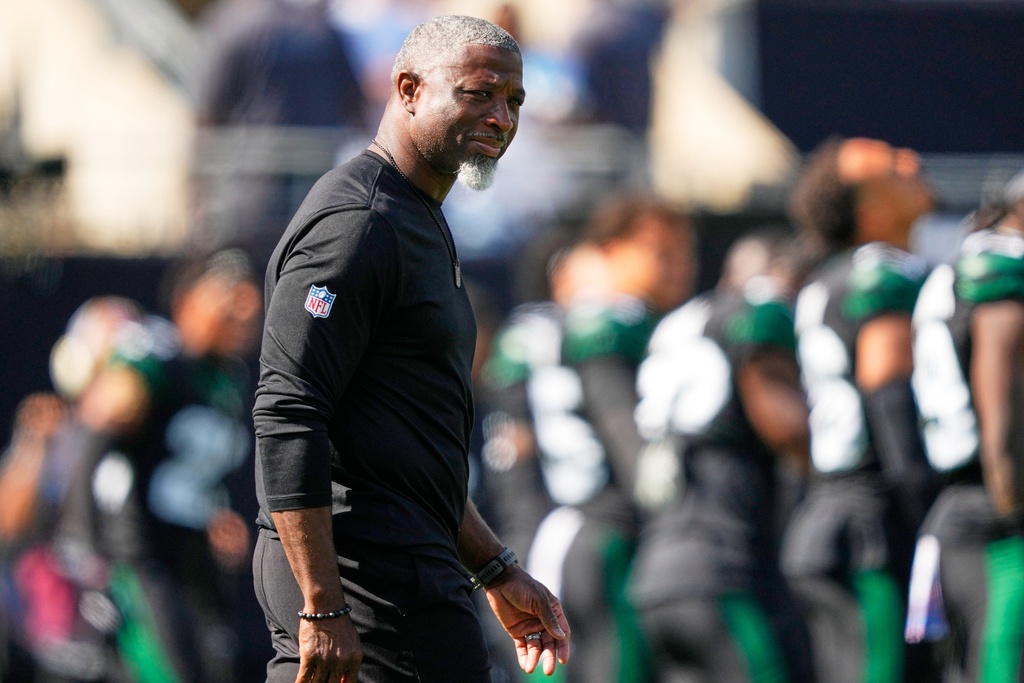 New York Jets head coach Aaron Glenn watches warm ups before an NFL football game against the Dallas Cowboys Sunday, Oct. 5, 2025, in East Rutherford, N.J. (AP Photo/Yuki Iwamura)