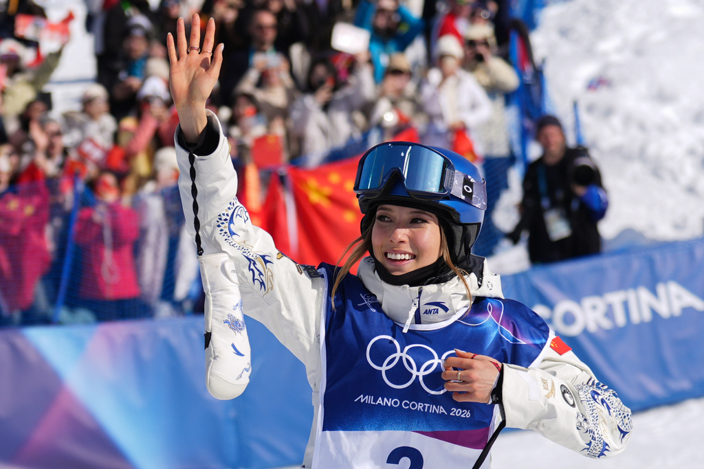 Gold medalist China's Eileen Gu celebrates winning the women's freestyle skiing halfpipe final at the 2026 Winter Olympics, in Livigno, Italy, Sunday, Feb. 22, 2026. (AP Photo/Abbie Parr)