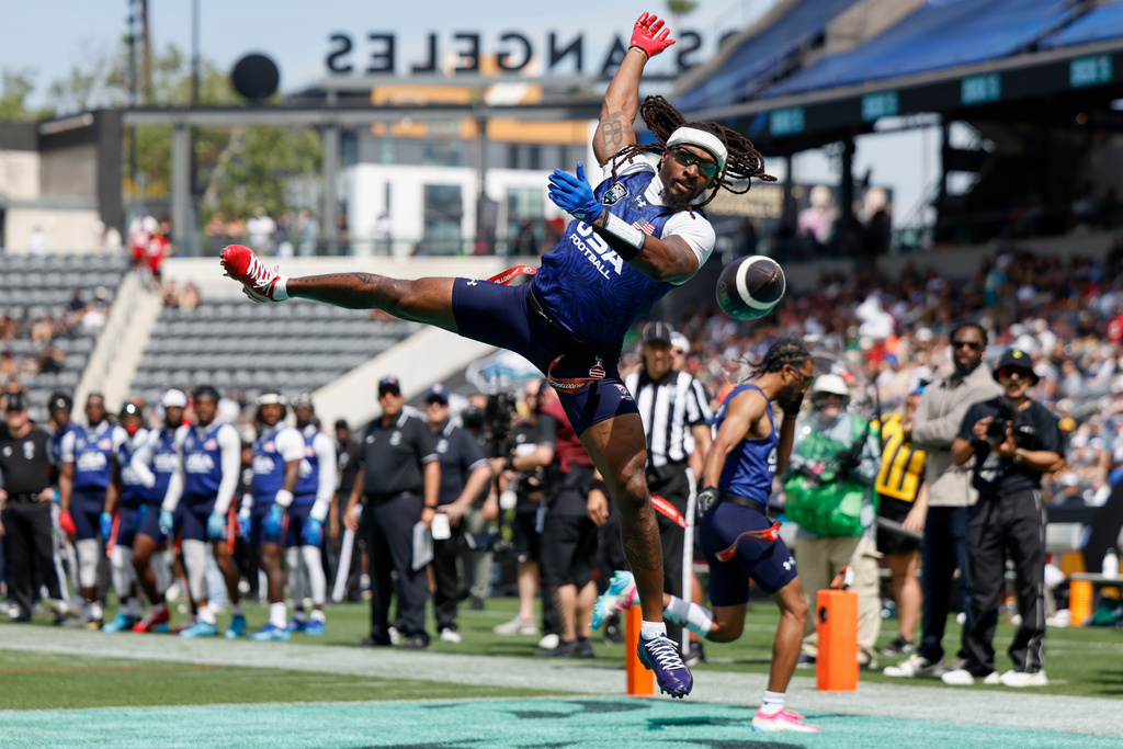 U.S. National Flag team's Tyler Davis misses a catch in the end zone against the Wildcats FFC during the Fanatics Flag Football Classic, Saturday, March 21, 2026, in Los Angeles. (AP Photo/Caroline Brehman)