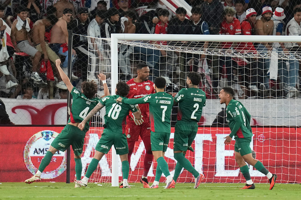 Goalkeeper Carlos Miguel of Brazil's Palmeiras, center, celebrates with teammates at the end of the Copa Libertadores quarterfinal second leg soccer match against Ecuador's Liga Deportiva Universitaria in Quito, Ecuador, Wednesday, Sept. 16, 2026. (AP Photo/Dolores Ochoa)