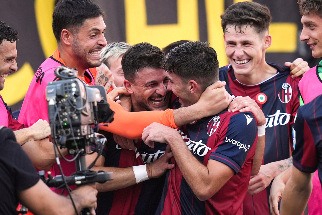 Bologna's Riccardo Orsolini, center left, celebrates scoring during the Serie A soccer match between Bologna and Genoa at the Renato Dall'Ara Stadium in Bologna, Italy, Saturday, Sept. 20, 2025. (Massimo Paolone/LaPresse via AP)