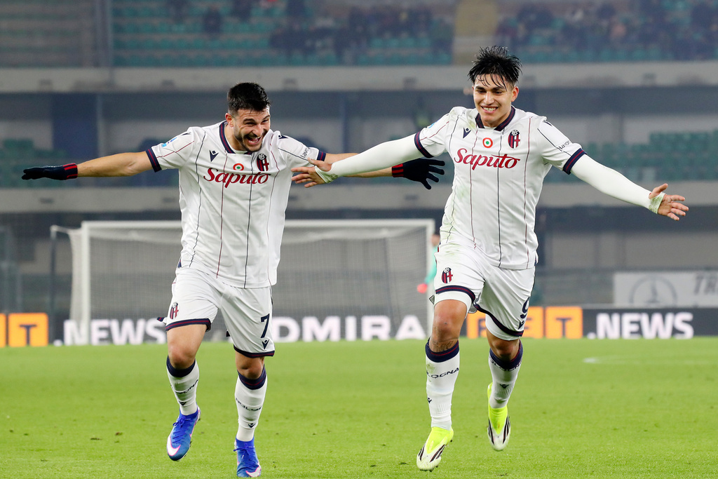Bologna's Santiago Castro (9), right, celebrates goal 1-3 during the Serie A soccer match between Hellas Verona and Bologna in Verona, Italy, Thursday Jan. 15 , 2026. (Paola Garbuio/LaPresse via AP)