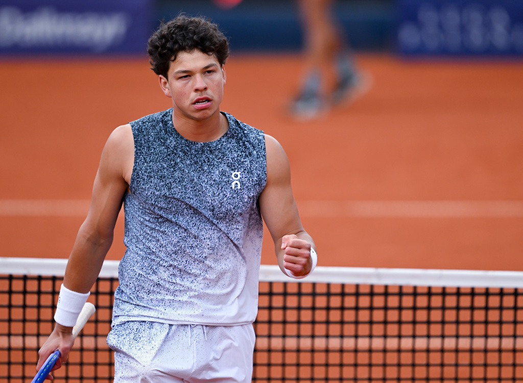 Ben Shelton of the US against Italy's Flavio Cobolli during the men's singles final match at the ATP Tour in Munich, Germany, Sunday April 19, 2026. (Sven Hoppe/dpa via AP)