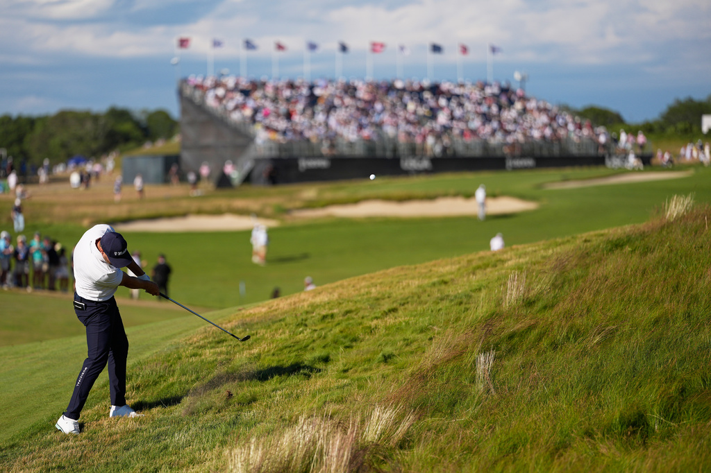 Wyndham Clark hits from the rough on the ninth hole during the third round of the U.S. Open golf tournament at Shinnecock Hills Golf Club in Southampton, N.Y., Saturday, June 20, 2026.(AP Photo/George Walker IV)