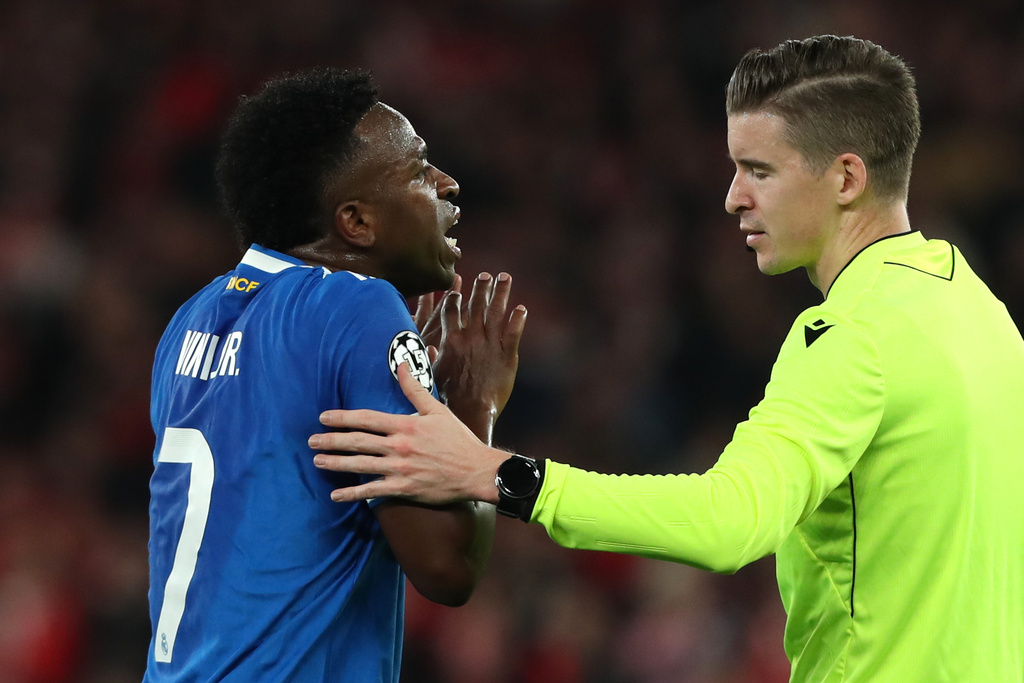 Vinicius Junior del Real Madrid discute con el árbitro François Letexier durante el partido contra Benfica en la Liga de Campeones, el martes 17 de febrero de 2026, en Lisboa. (AP Foto/Pedro Rocha)