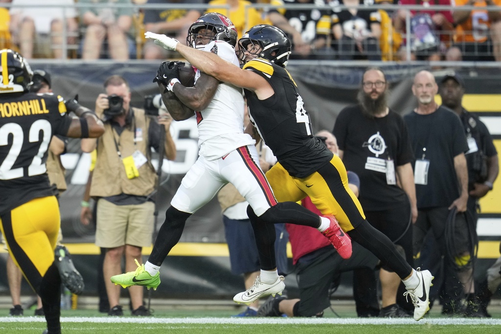 Tampa Bay Buccaneers running back Bucky Irving catches a pass from quarterback Teddy Bridgewater for a touchdown with Pittsburgh Steelers linebacker Payton Wilson defending during the first half of an NFL football preseason game, Saturday, Aug. 16, 2025 in Pittsburgh. (AP Photo/Sue Ogrocki)
