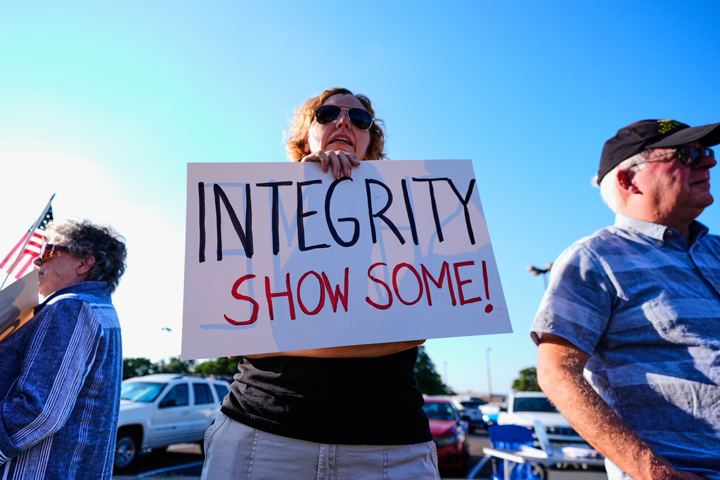 Jennifer Thrift, center, of Austin, Texas, joins several other protesters as they line the street across near a venue where Justice Brett Kavanaugh was the featured speaker at The Ken Starr Lecture at McLennan Community College Thursday, Sept. 11, 2025, in Waco, Texas. (AP Photo/Tony Gutierrez)