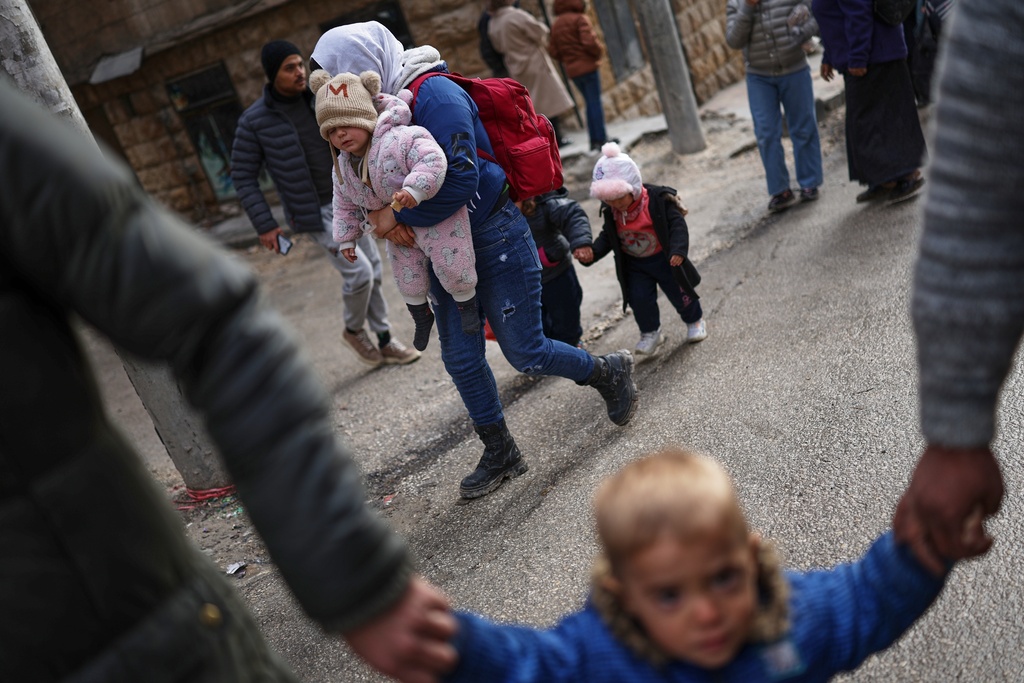 FILE - Displaced residents return to the Sheikh Maqsoud neighborhood after days of fighting between government forces and Kurdish fighters in the northern city of Aleppo, Syria, Tuesday, Jan. 13, 2026. (AP Photo/Ghaith Alsayed)