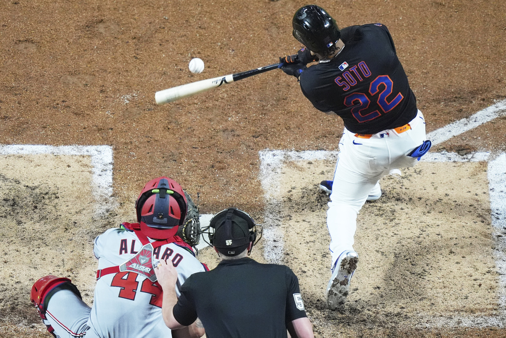 New York Mets' Juan Soto hits a single during the third inning of a baseball game against the Washington Nationals Friday, Sept. 19, 2025, in New York. (AP Photo/Frank Franklin II)