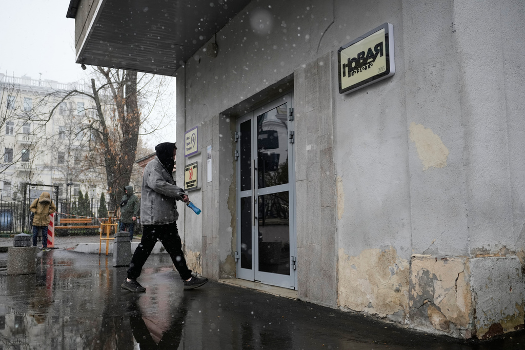 A man walks to enter a building where independent Russian newspaper Novaya Gazeta has an office in Moscow, Thursday, April 9, 2026. (AP Photo/Pavel Bednyakov)