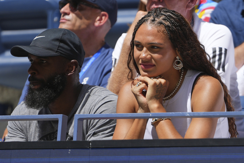 U.S. women's national team soccer player Trinity Rodman, right, watches Ben Shelton play against Ignacio Buse, of Peru, during the first round of the US Open tennis championships, Sunday, Aug. 24, 2025, in New York. (AP Photo/Kirsty Wigglesworth)
