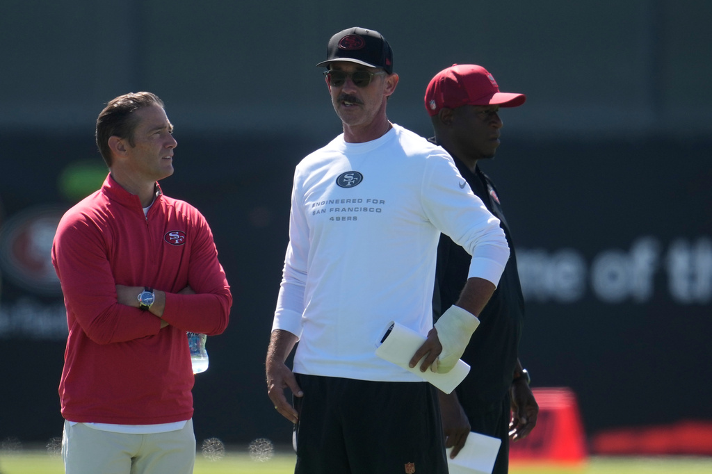 San Francisco 49ers head coach Kyle Shanahan, middle, watches players run drills during the NFL football team's training camp, Monday, Aug. 3, 2026, in Santa Clara, Calif. (AP Photo/Jeff Chiu)
