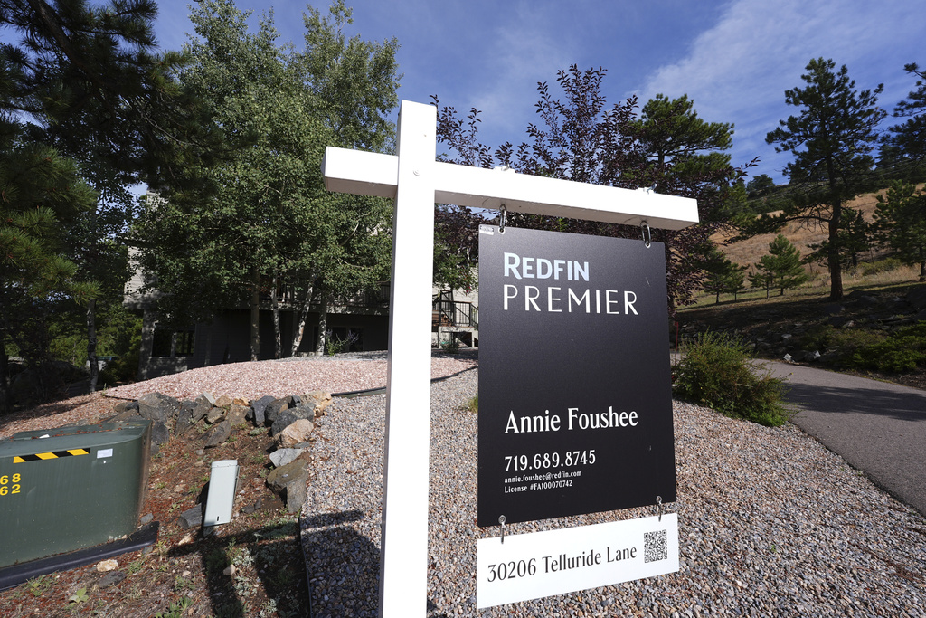 A for sale sign stands outside the home of Doug McCormick, which has been up for sale for almost two months Tuesday, Aug. 26, 2025, near Evergreen, Colo. (AP Photo/David Zalubowski)