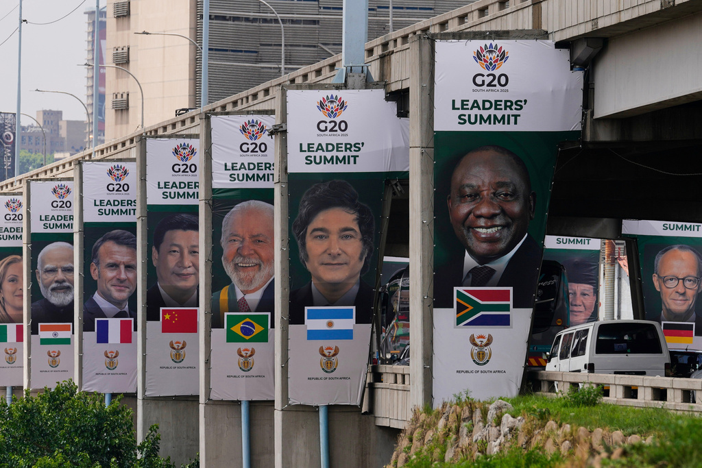 Carteles con los retratos de varios líderes mundiales en una carretera en Johannesburgo, Sudáfrica, el 20 de noviembre del 2025, previo a la cumbre del G20 que se realizará allí. (AP foto/Themba Hadebe)